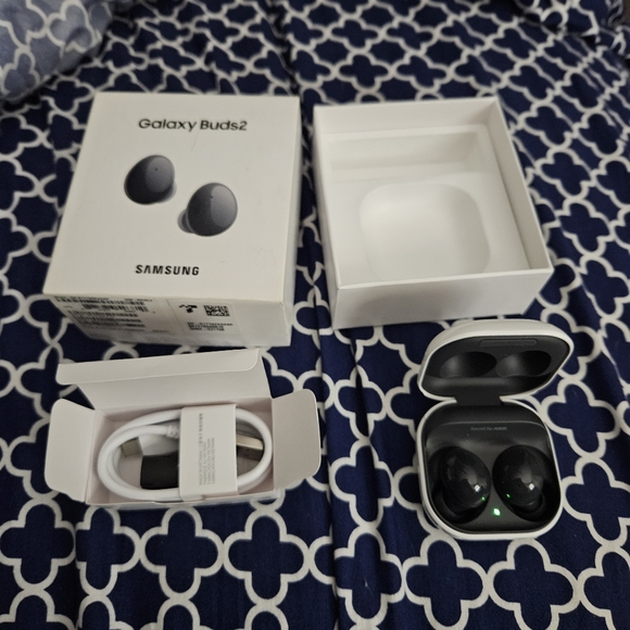 Samsung 2 ear buds brand new never used